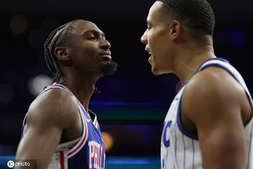 马克西43分埃奇库姆26+7 76人击败魔术三连胜